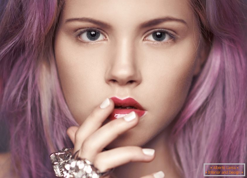 Портрет девојке са ружичастом косом