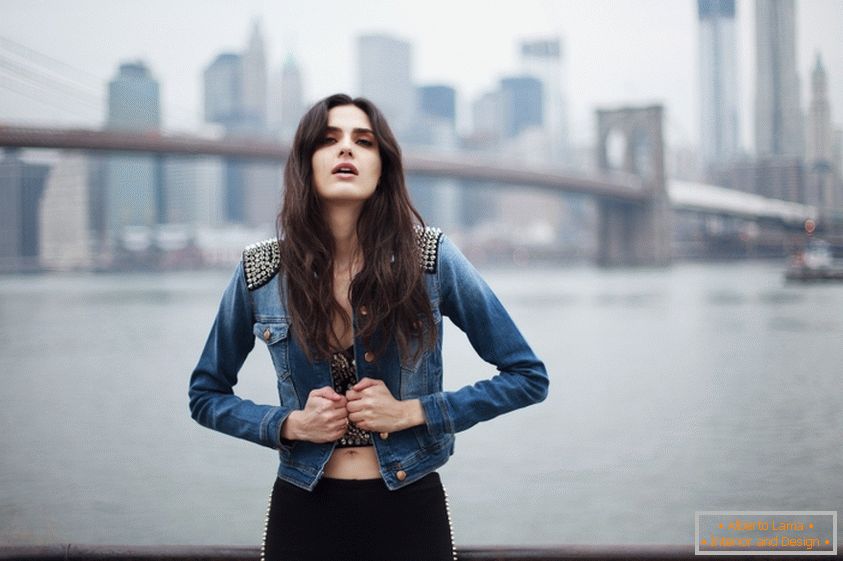 Портрет девушки на фоне Бруклинского моста