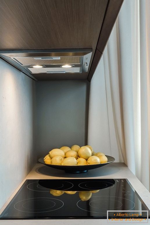 Лимоне близу шпорета у кухињи са ефектом оптичке илузије