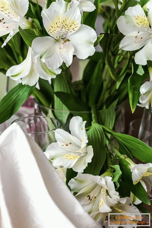 Букет цвијећа у кухињи са ефектом оптичке илузије