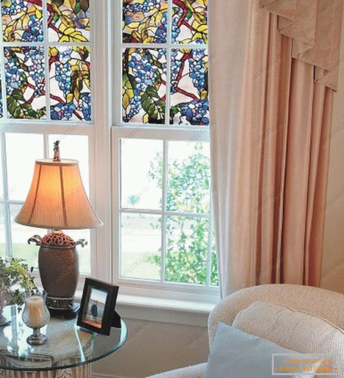 На половини прозора лепљене су витражне фолије. Одличан начин да се заштитите од прекомјерне сунчеве светлости. 