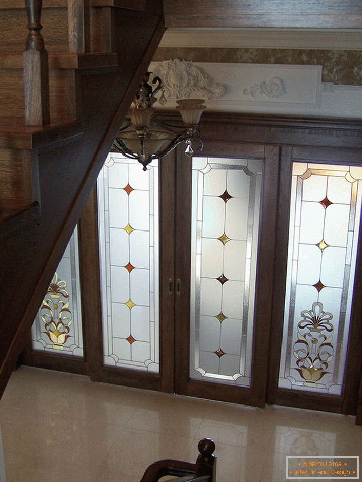 Врата са стакленим уметцима украшена су филмом од мат стакла са некомпликованим шаблоном. Не претенциозан, уздржан дизајн врата органски ће се уклопити у класични ентеријер дворане. 