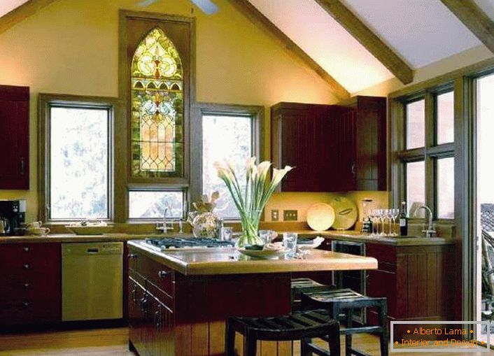 Витраж у кухињи у стилу земље постаје заштита од вишка сунчеве светлости. 
