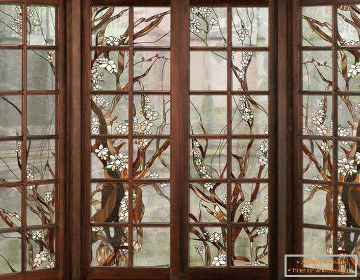Прозори у тамном дрвеном раму украшени су витражом. Некомплицирана фигура погодна за дизајн ентеријера у стилу земље или модерног.