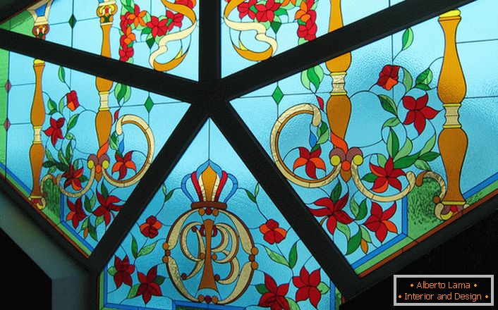 Боја боја обојеног стакла у дизајну дворане сеоске куће.