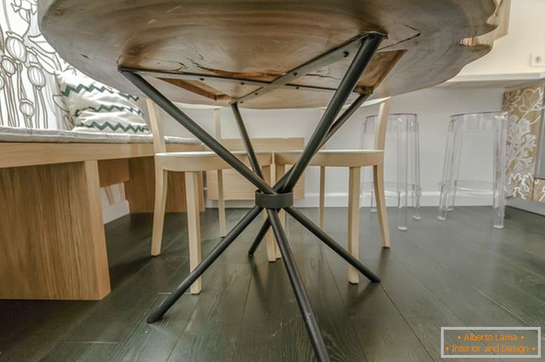Гвоздена подлога необичног стола