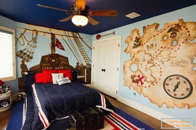 Карта на стене спальни