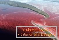 Необично црвено језеро на северу Канаде