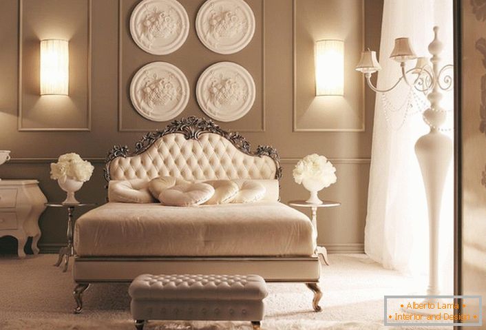 Пример савршено упареног осветљења за спаваћу собу у неокласичном стилу.