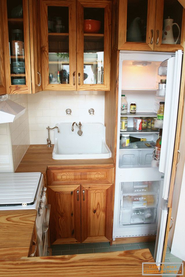 Скривени фрижидер у унутрашњости старинске кухиње