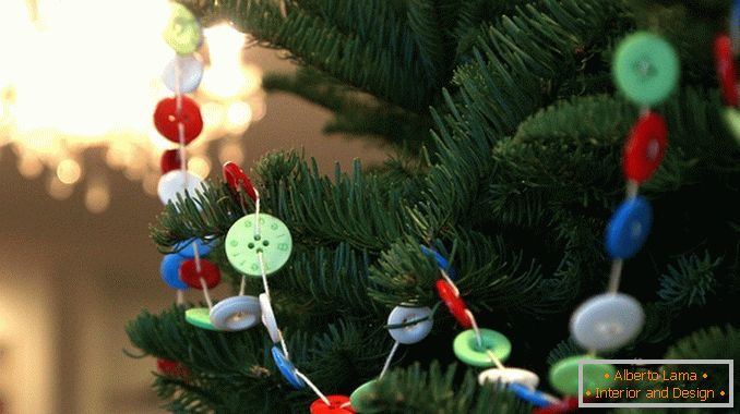 Божићне декорације герланда са својим рукама са дугмића