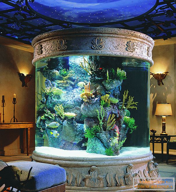 Округли акваријум у дневној соби