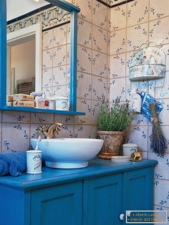 Плава купатилска плочица у Прованс стилу