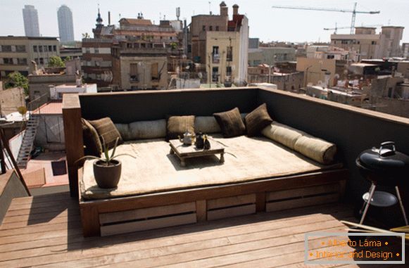 Патио на балкону мале студије у Барселони