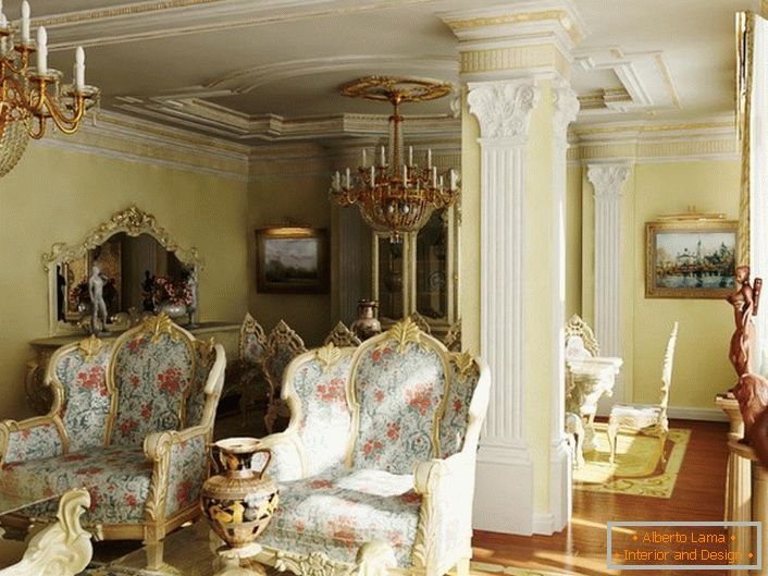 Масивне столице са цветним пресвлакама у барокној гостињској соби. Стропови и колона су украшени штукатуром од гипсане плоче.