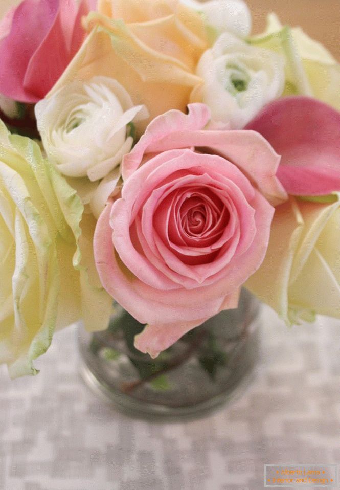 Ево тако лепог букета ружа стоји на столу