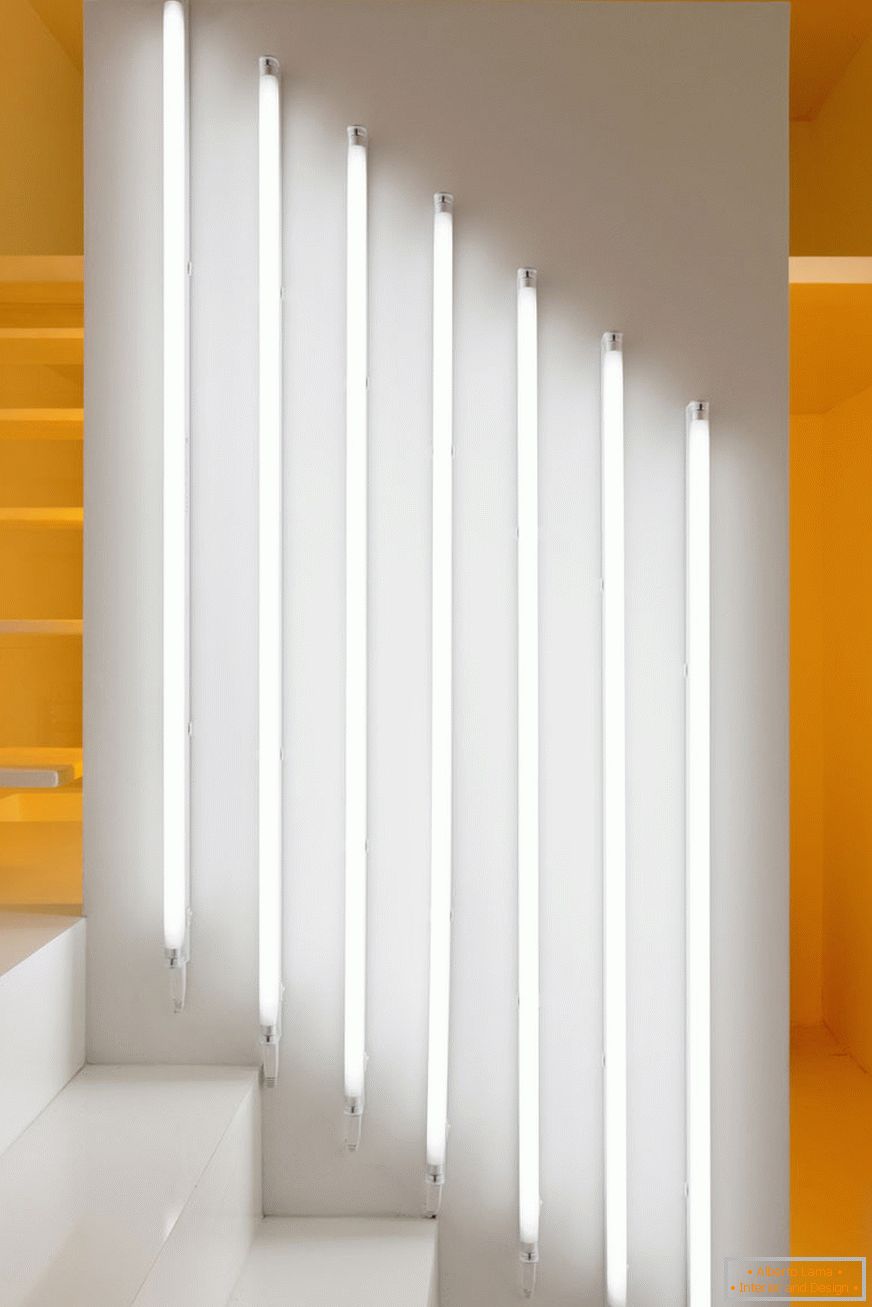 Бели вертикални лампе на зиду