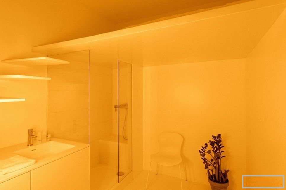Жуто осветљење у купатилу