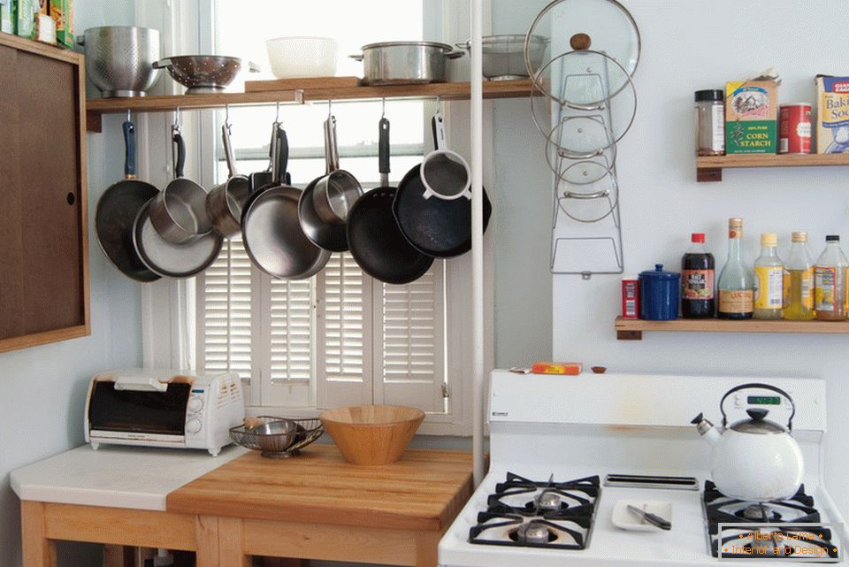 Системи за складиштење посуђа у унутрашњости мале кухиње