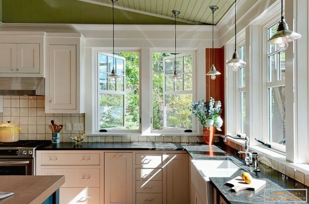 Велики прозори у кухињи