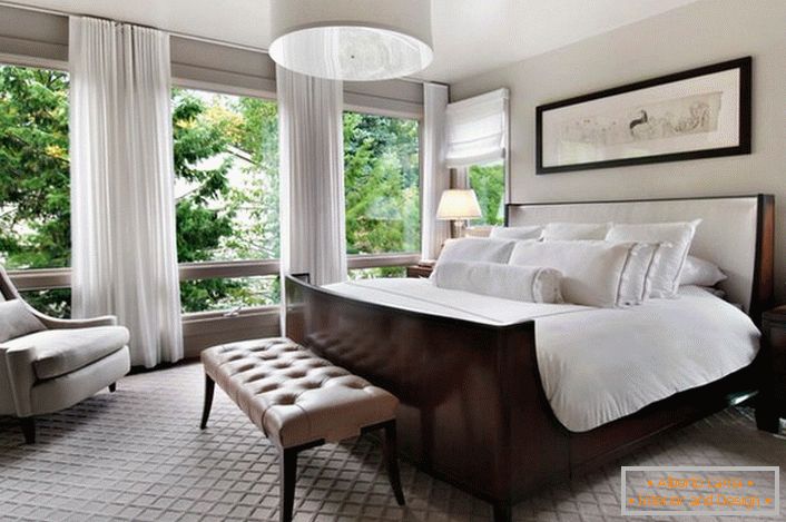 Луксузна пространа спаваћа соба у приземљу куће. Изузетан поглед са прозора до пуног зида.