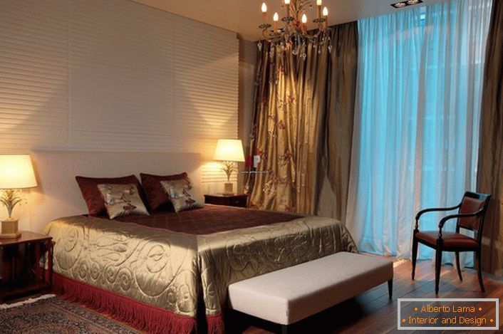 Традиционално осветљење вреће за спавање у класичном стилу-лустера и уобичајених плафона на бочним странама кревета. 