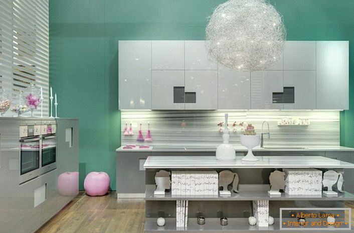 Светло сиве нијансе и модерна мента у кухињи у стилу авантгарде у једној од кућа у близини Москве.