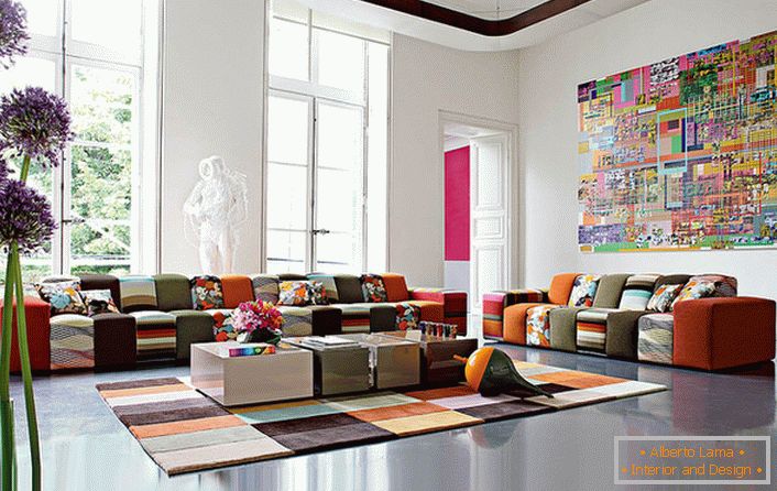 Шарена гостињска соба у авантгардном стилу у великој кући италијанске породице. Идеја дизајна компетентно комбинује покривач тепиха и намештај с приближно идентичном бојом.