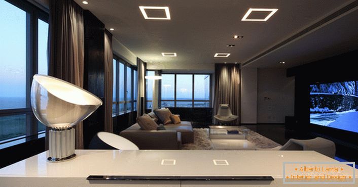 Неуобичајене варијације светла у дневној соби у високотехнолошком стилу дају довољно светла.