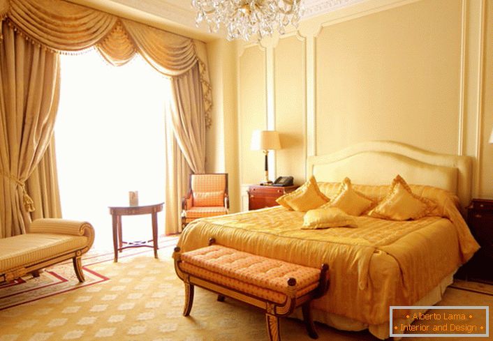 Беж и златна спаваћа соба у барокном стилу.