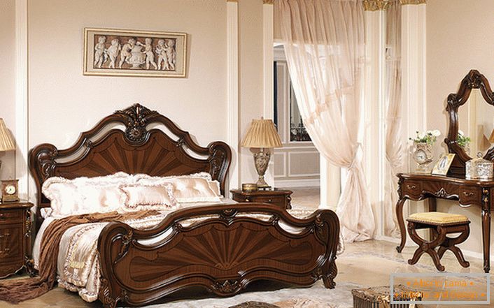 Класичан барокни стил представља лакирани намештај од тамног дрвета.
