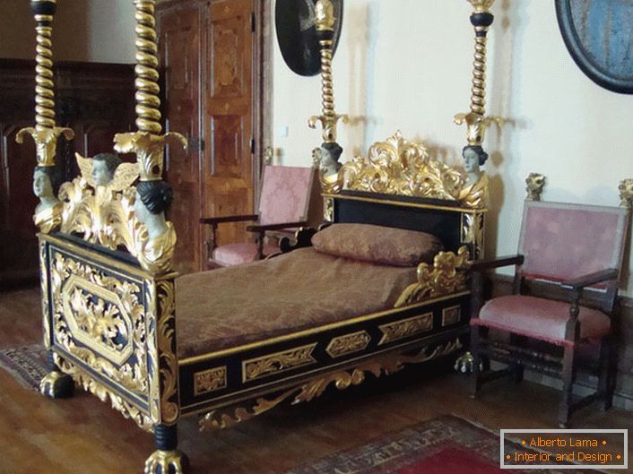 Спаваћа соба у барокном стилу напоминает о временах средневековья. 