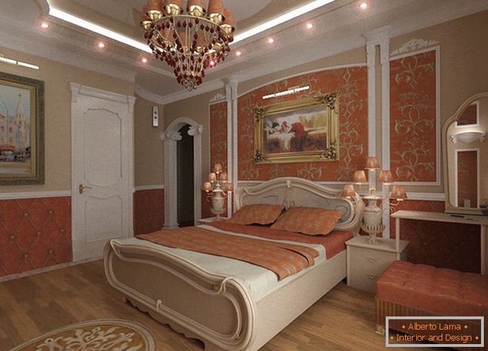 Пространа спаваћа соба у барокном стилу украшена је коралним бојама.