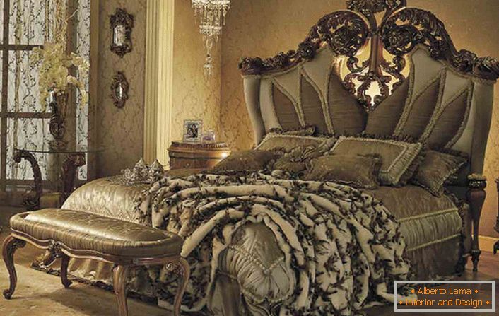 Луксузни кревет у спаваћој соби за госте у барокном стилу у сеоској кући у једној од провинција Француске.