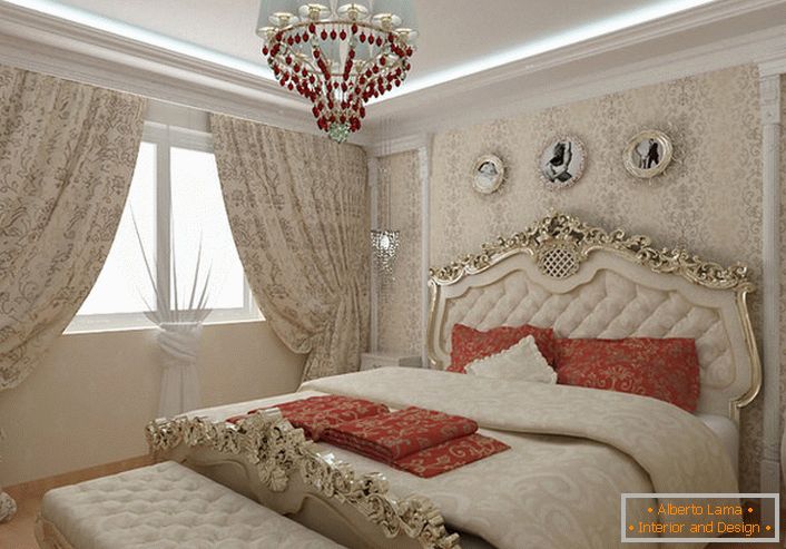 Кревет са орнаментним леђима златне боје лепо се уклапа у целокупну слику у барокном стилу.