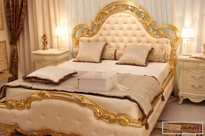 Леђа од кревета покривена је меком свилом беж боје у складу са захтевима барокног стила.