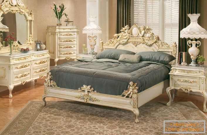 Спаваћа соба је уређена у стилу романтизма. Главни значајан елемент је урезана резбарена опрема намештаја.