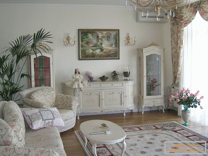 Пространа дневна соба је уређена у романтичном стилу у светлим бојама.