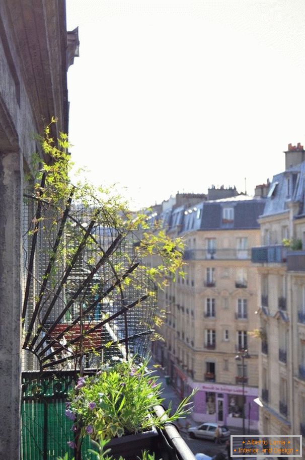 Мали балкон с погледом на град