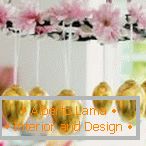 Лустери цвећа и златних јаја