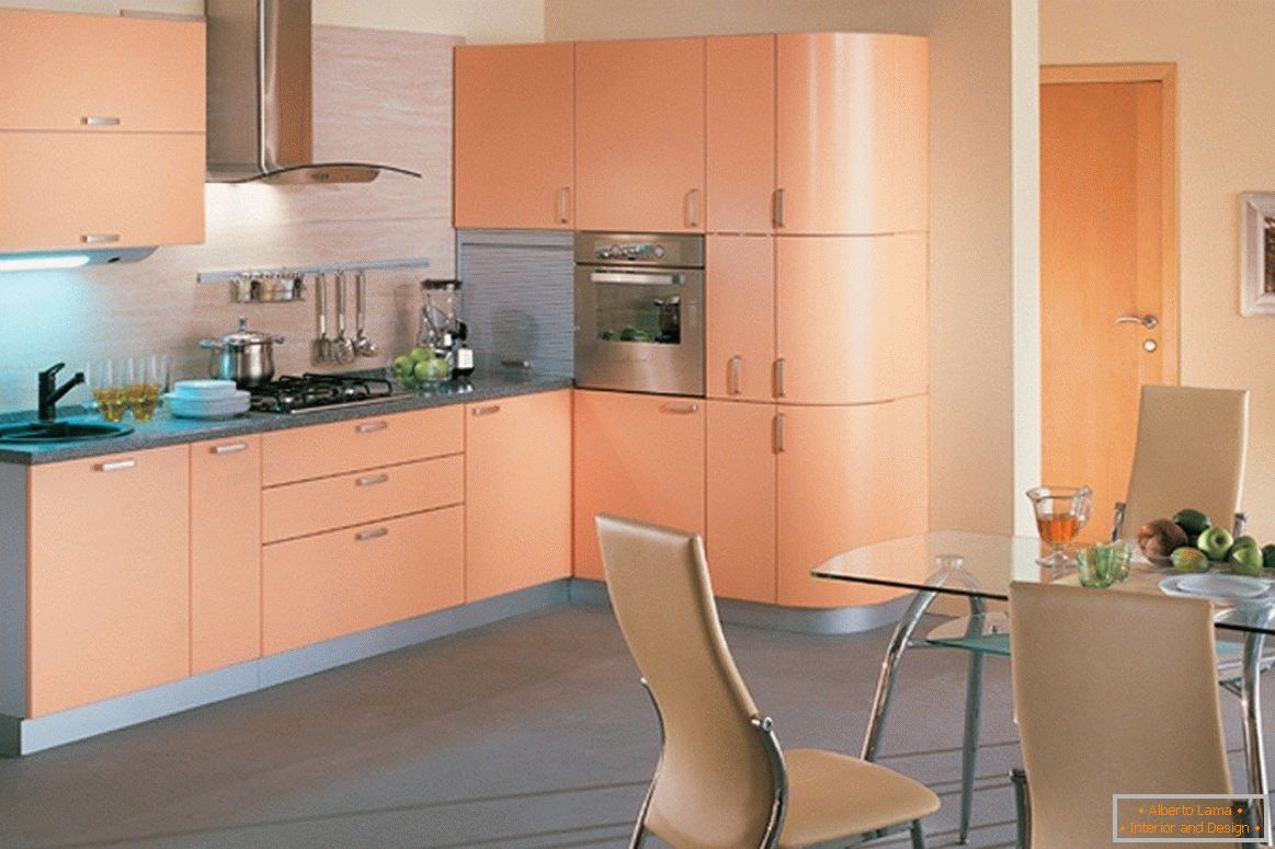 Кухињски намештај од брескве боје