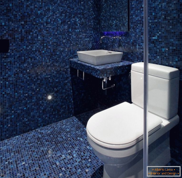 Плави мозаик у дизајну тоалета