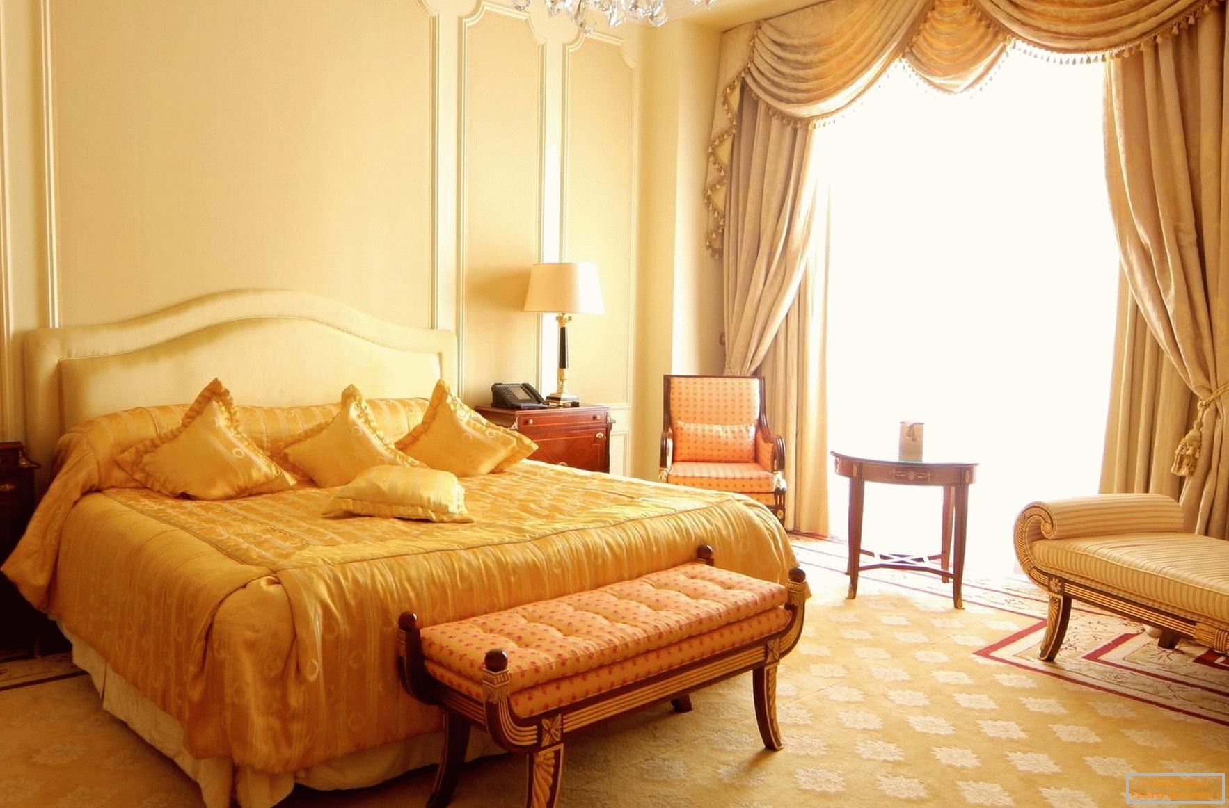 Светла, пространа барокна спаваћа соба са панорамским прозорима. 