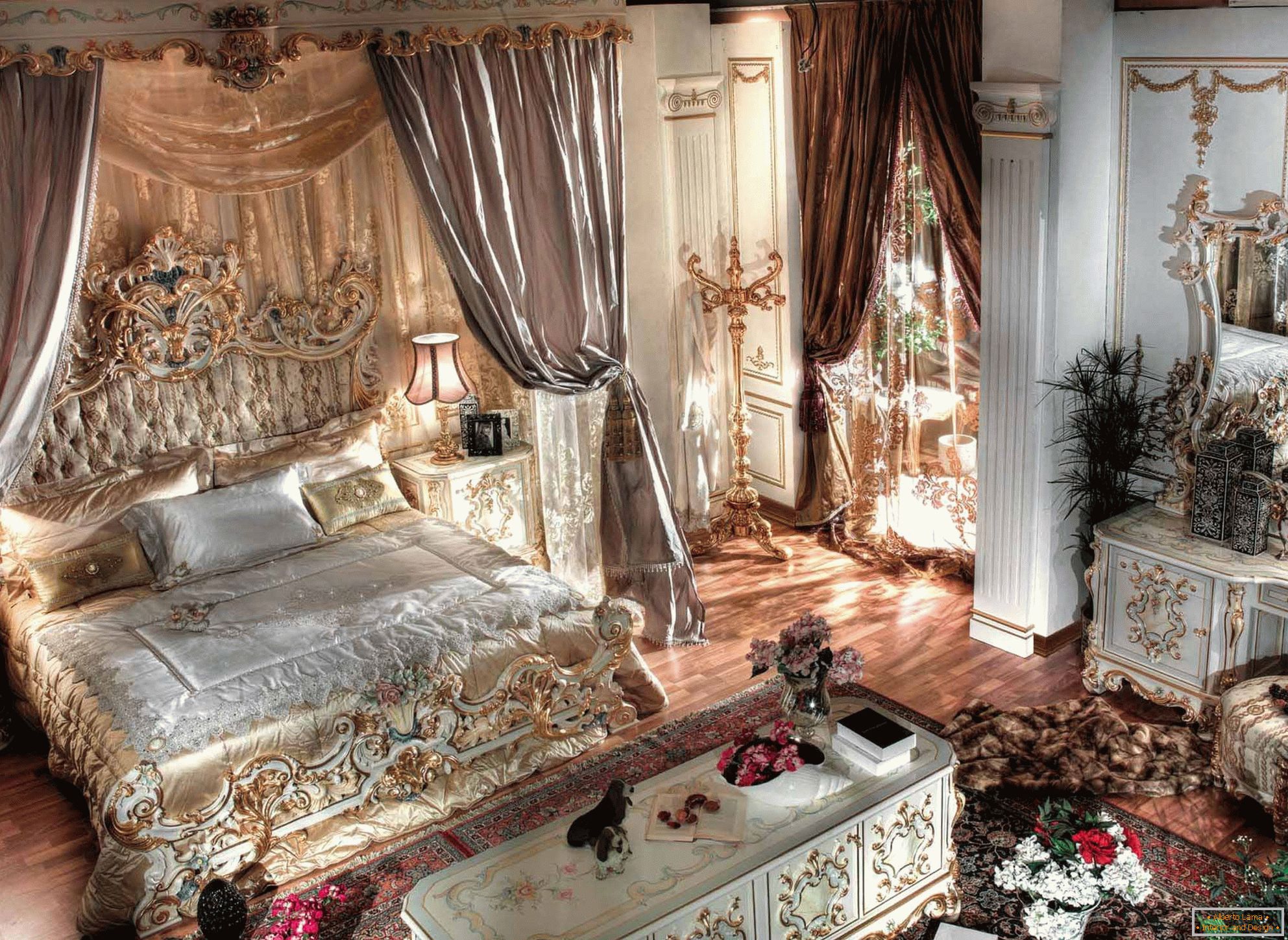 Луксузна барокна спаваћа соба са високим плафонима. У средишту композиције налази се масивни лежај од дрвета са изрезаним леђима.