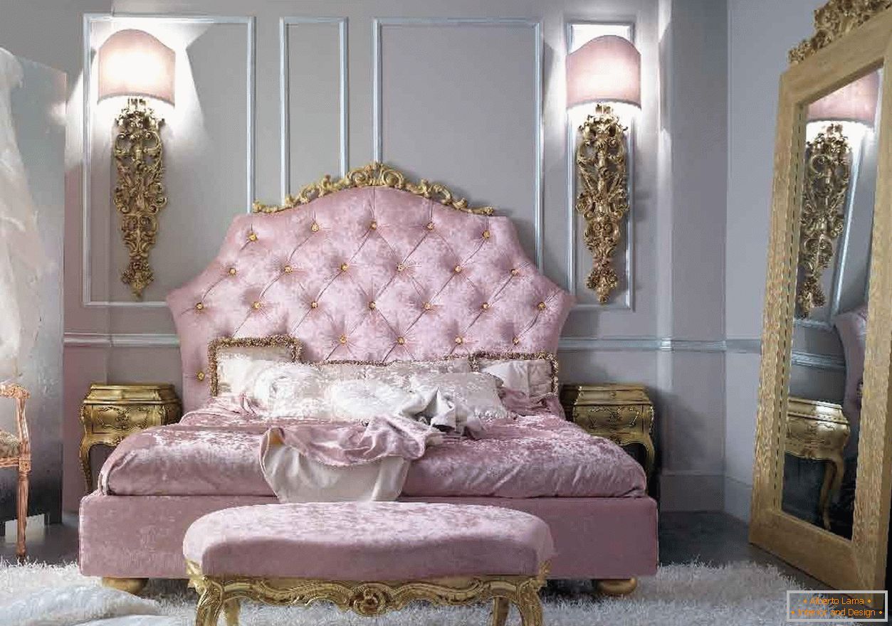 Спаваћа соба младе девојке у барокном стилу. Поглед привлачи велики огледало у златном оквиру.