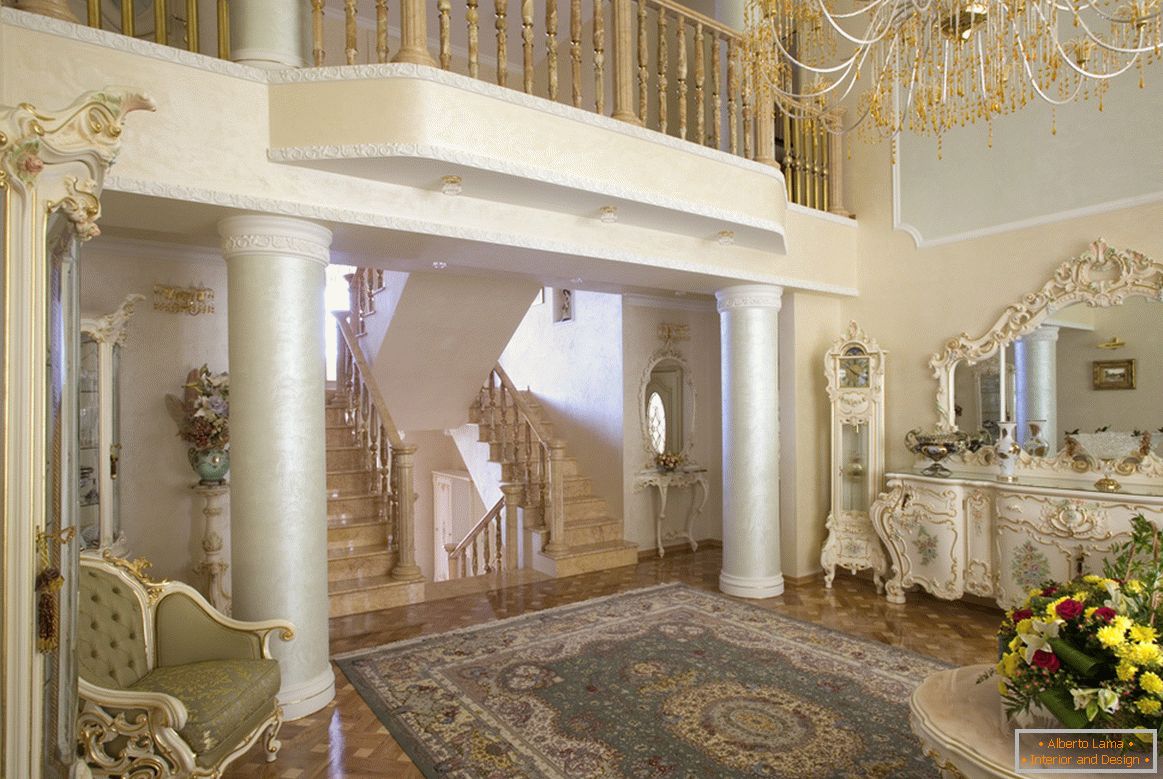 Дневни боравак барокног стила је познат по колонама са малим балконом на другом спрату.