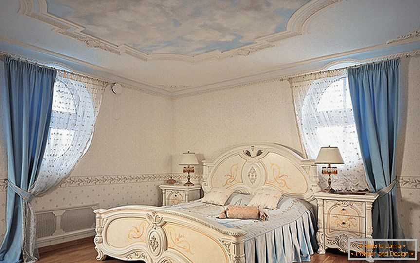 Уздржана спаваћа соба у нео-барокном стилу.