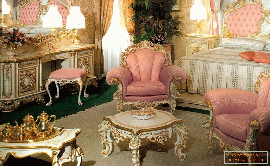 Нежна спаваћа соба у барокном стилу са розе тоновима.