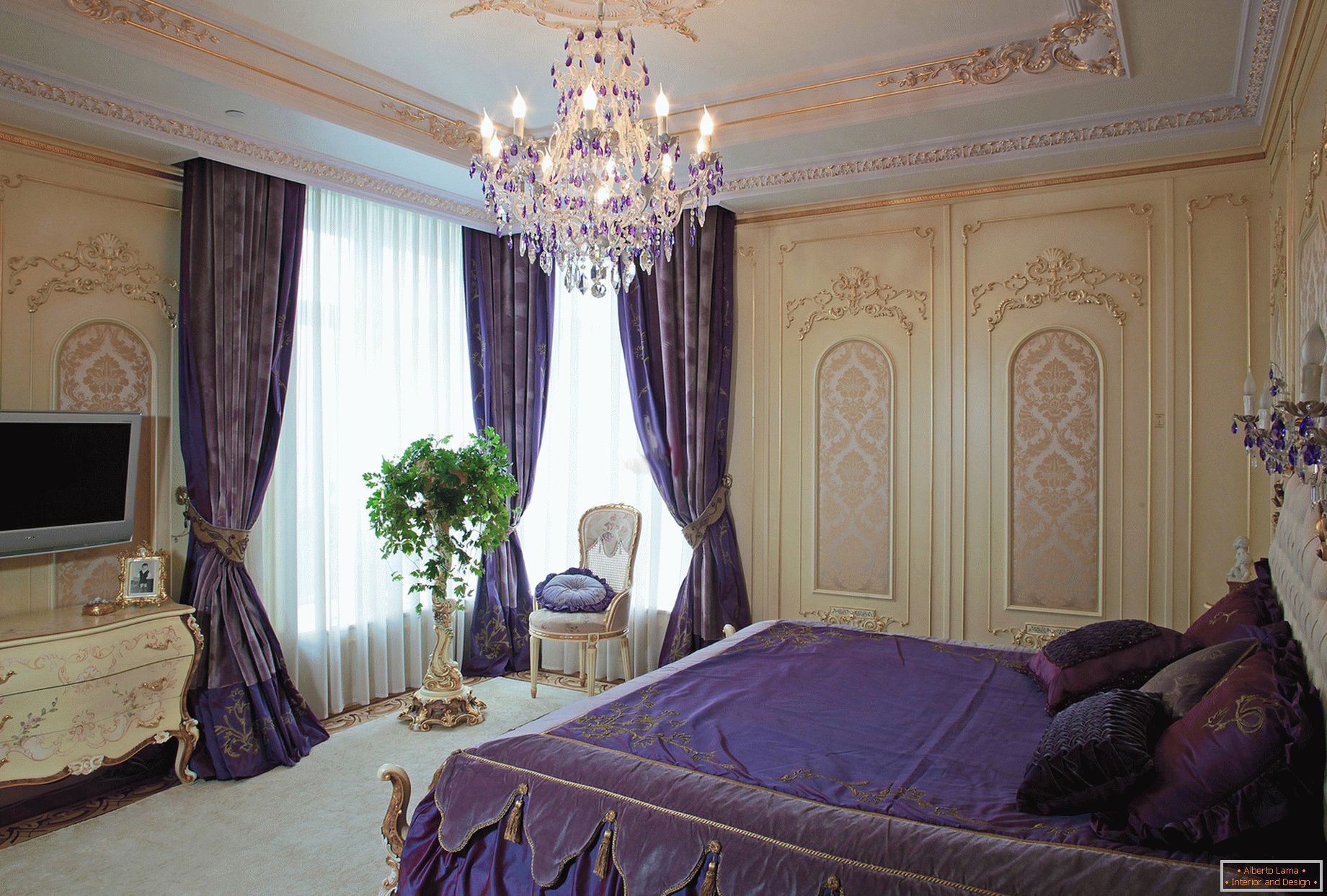 Модерна спаваћа соба у барокном стилу. Суптилан дизајн концепта - тамно љубичасте завесе су комбиноване са постељином у тону.