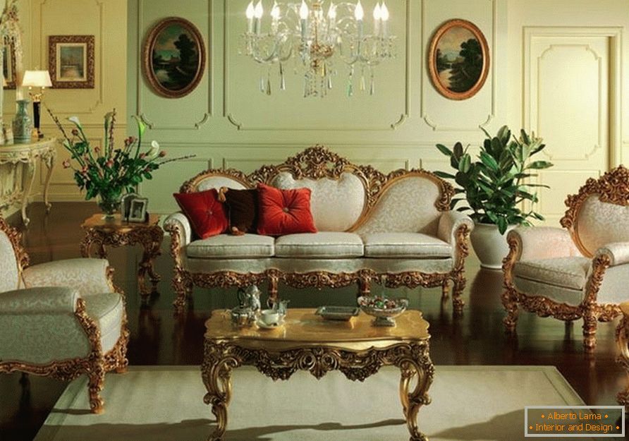 Гостињска соба је у нежним тоновима маслине. Намештај са изрезаним леђима и ногама одговара стилу барока.